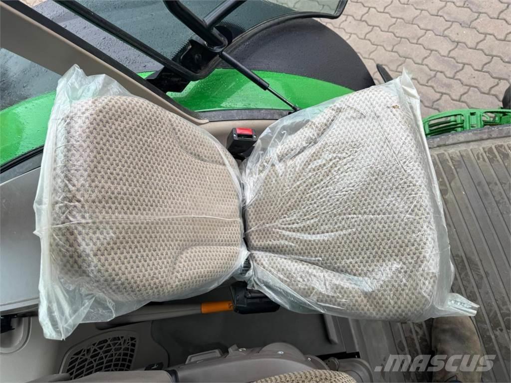 John Deere 6R 215 الجرارات