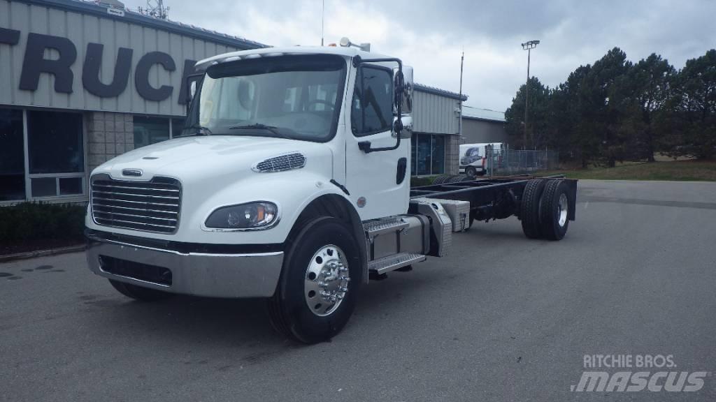 Freightliner M2 106 شاحنات بمقصورة وهيكل