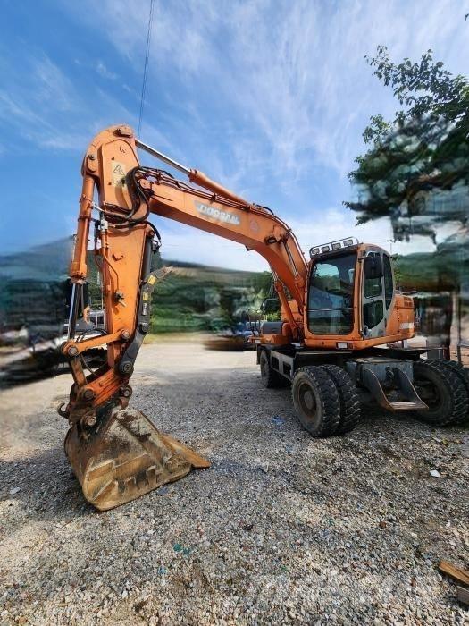 Doosan DX 140 W حفارات بعجل