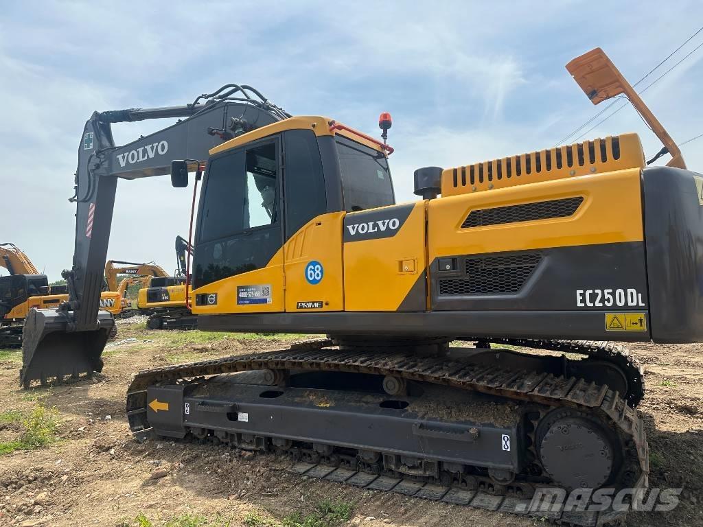 Volvo EC 250 D حفارات زحافة