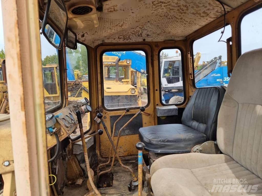 CAT T 130 بلدوزرات مجنزرة