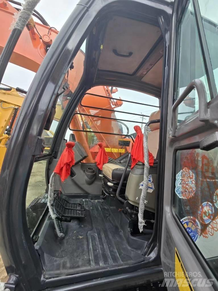 Hitachi ZX 135 US حفارات زحافة