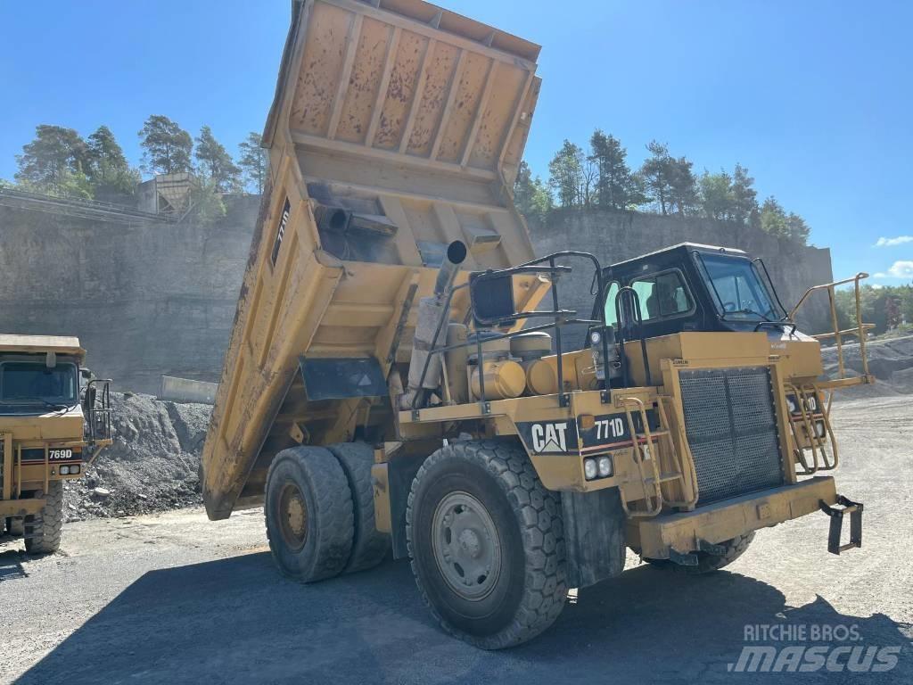 CAT 771D شاحنات المخلفات الصلبة