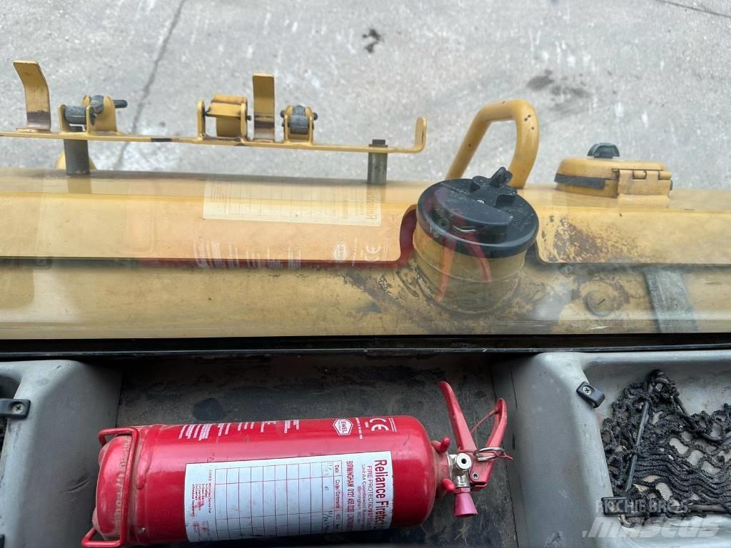 CAT D 6 N LGP بلدوزرات مجنزرة