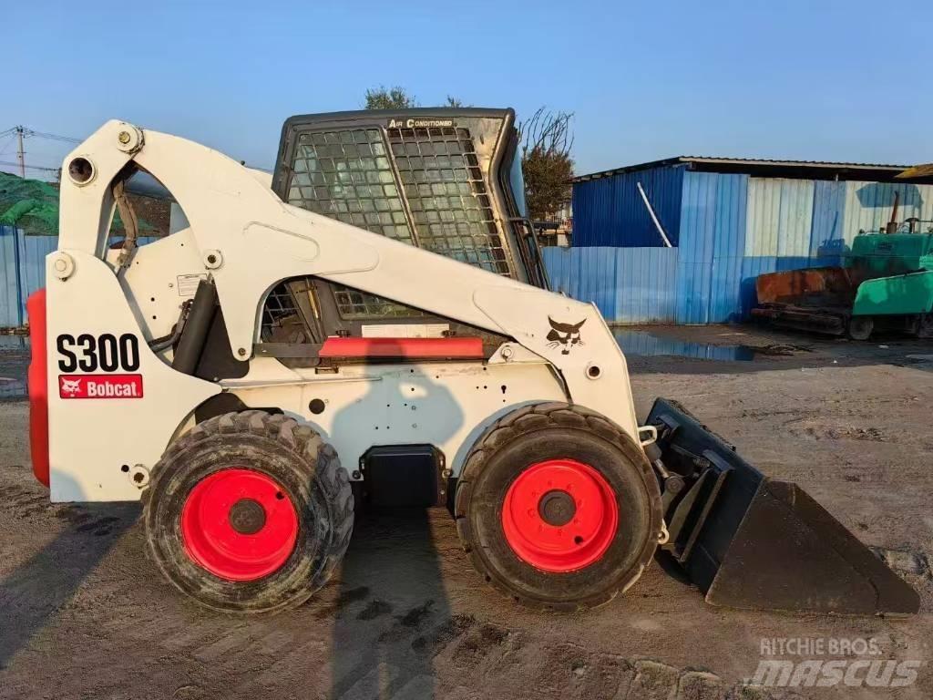 Bobcat S 300 لوادر انزلاقية التوجيه