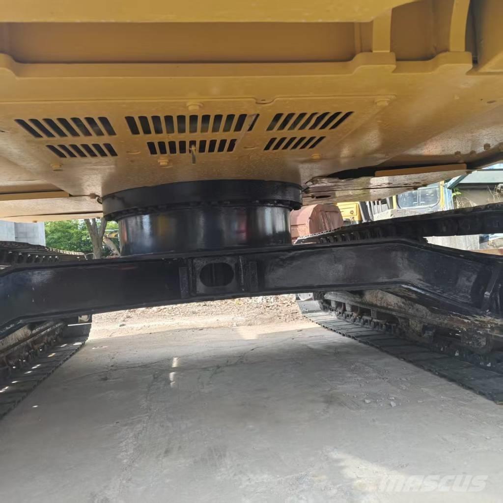 CAT 310 حفارات زحافة