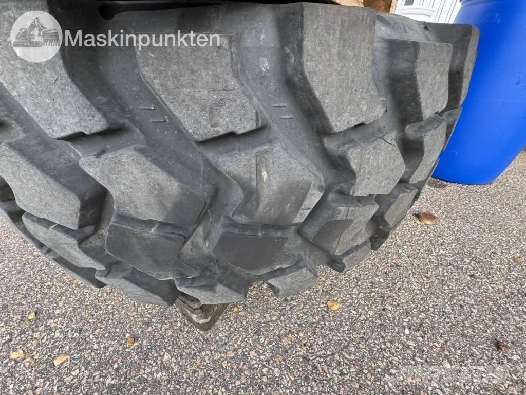 Trelleborg EMR1030 الإطارات والعجلات والحافات