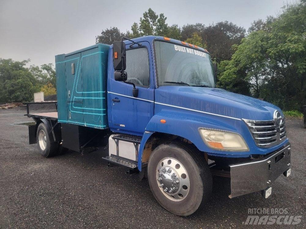 Hino 338 شاحنات مسطحة/مفصلية الجوانب