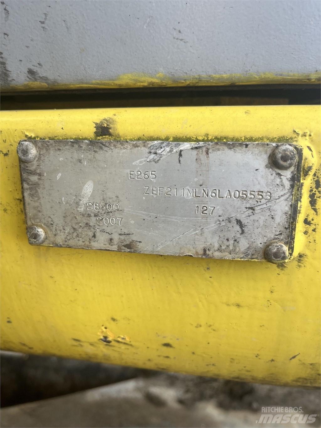 New Holland E 265 B حفارات زحافة
