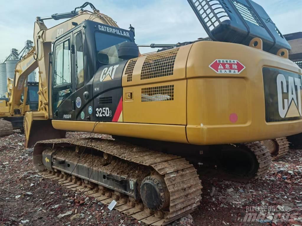 CAT 325 D2 حفارات زحافة