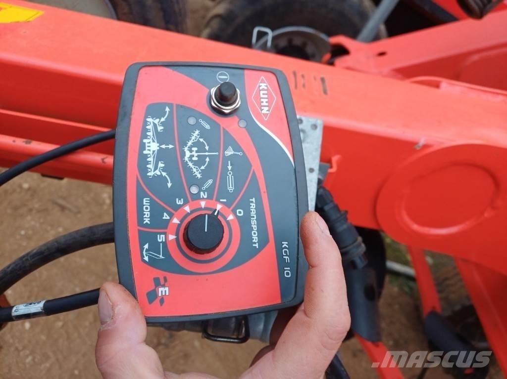 Kuhn GF 13012 مكابس وميبسات التبن