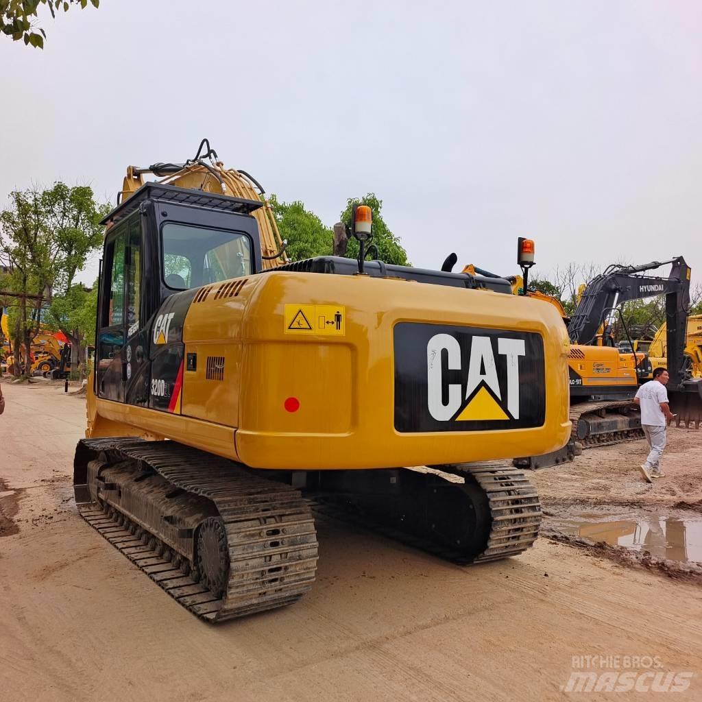 CAT 320 D حفارات زحافة