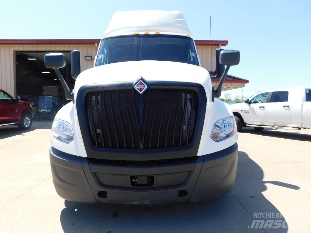 International LT 625 وحدات الجر