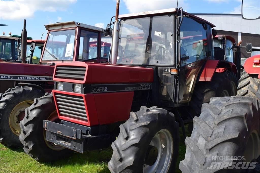 Case IH 844 XL الجرارات