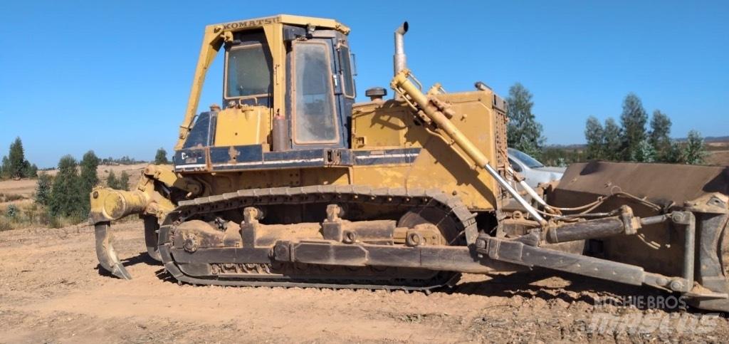 Komatsu D 85 E-21 بلدوزرات مجنزرة
