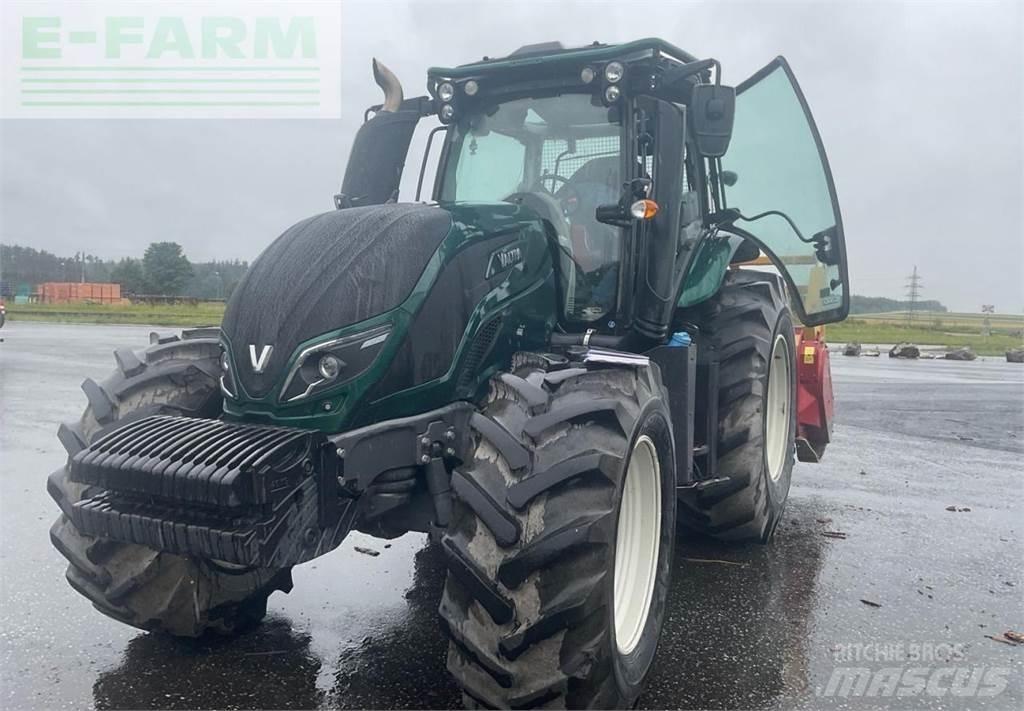 Valtra T174 الجرارات