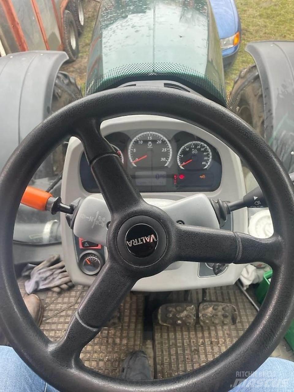 Valtra T 174 E الجرارات