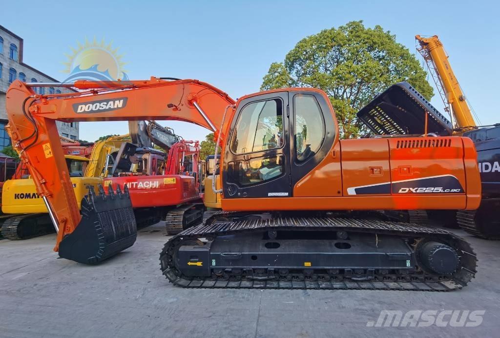Doosan DX 225 LC حفارات زحافة