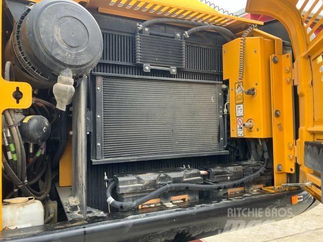 JCB JS 175 W حفارات بعجل