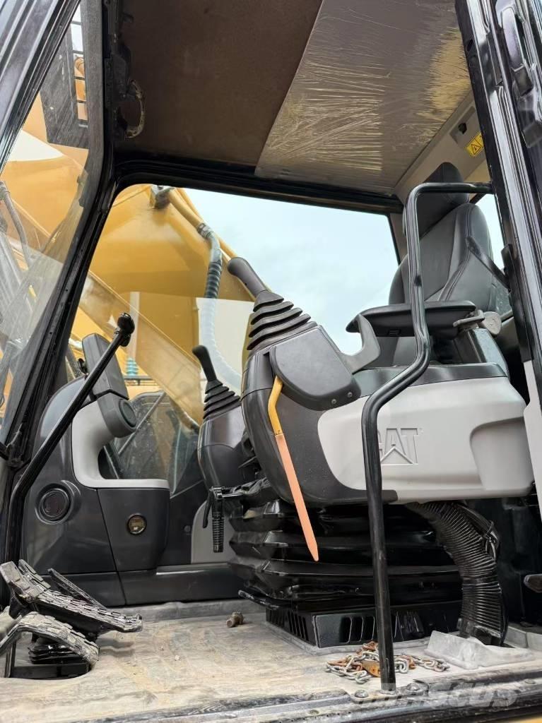 CAT 330 D L حفارات زحافة