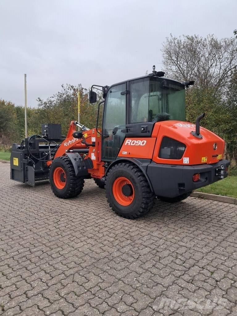 Kubota R 090 لوادر بعجل