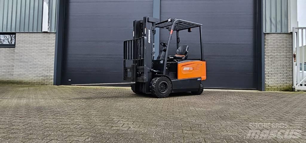 Doosan B 25 X-7 شاحنات ذات رافعات شوكية تعمل بالكهرباء