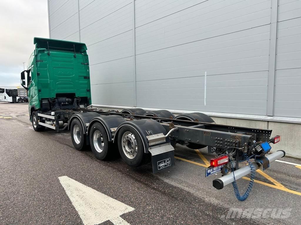 Volvo FH شاحنات بمقصورة وهيكل