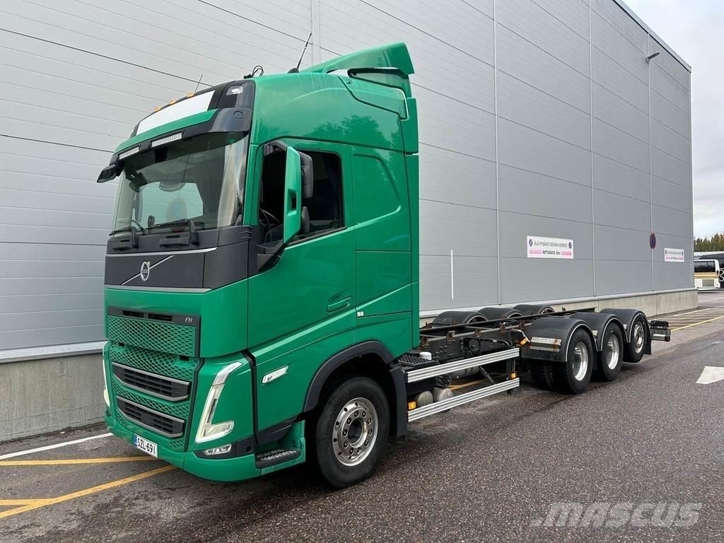 Volvo FH شاحنات بمقصورة وهيكل