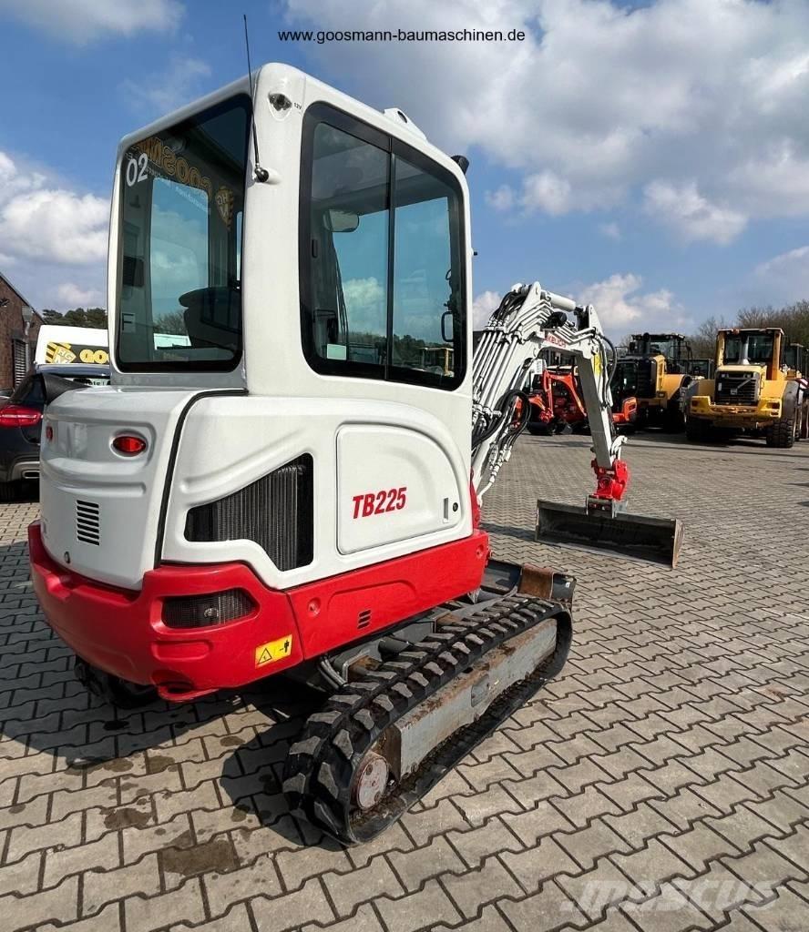 Takeuchi TB 225 حفارات صغيرة أقل من 7 طن (حفارات صغيرة)