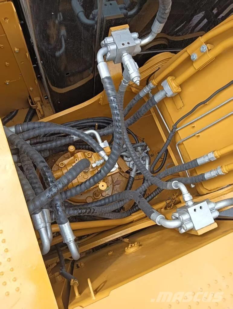 CAT 320 D2 حفارات زحافة