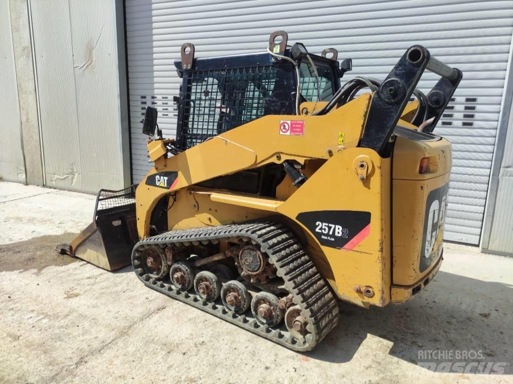 CAT 257 B 2 لوادر زحافة
