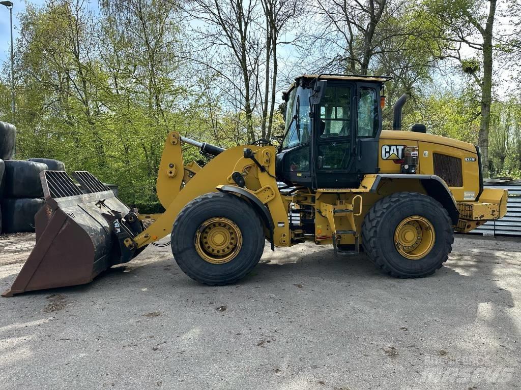 CAT 938M لوادر بعجل