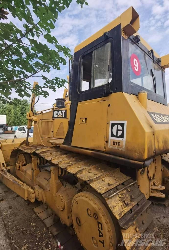 CAT D 7 G بلدوزرات مجنزرة