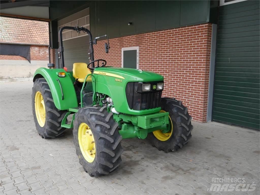 John Deere 5065E الجرارات