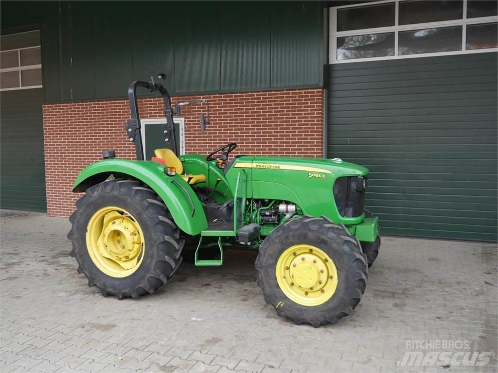 John Deere 5065E الجرارات