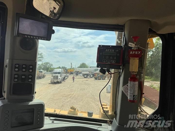 CAT D 8 T WDA بلدوزرات مجنزرة