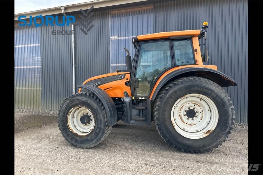 Valtra N142 الجرارات