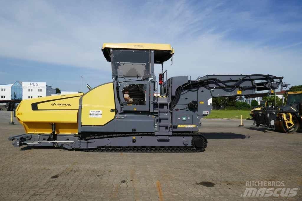 Bomag BMF 2500 M ملقمات