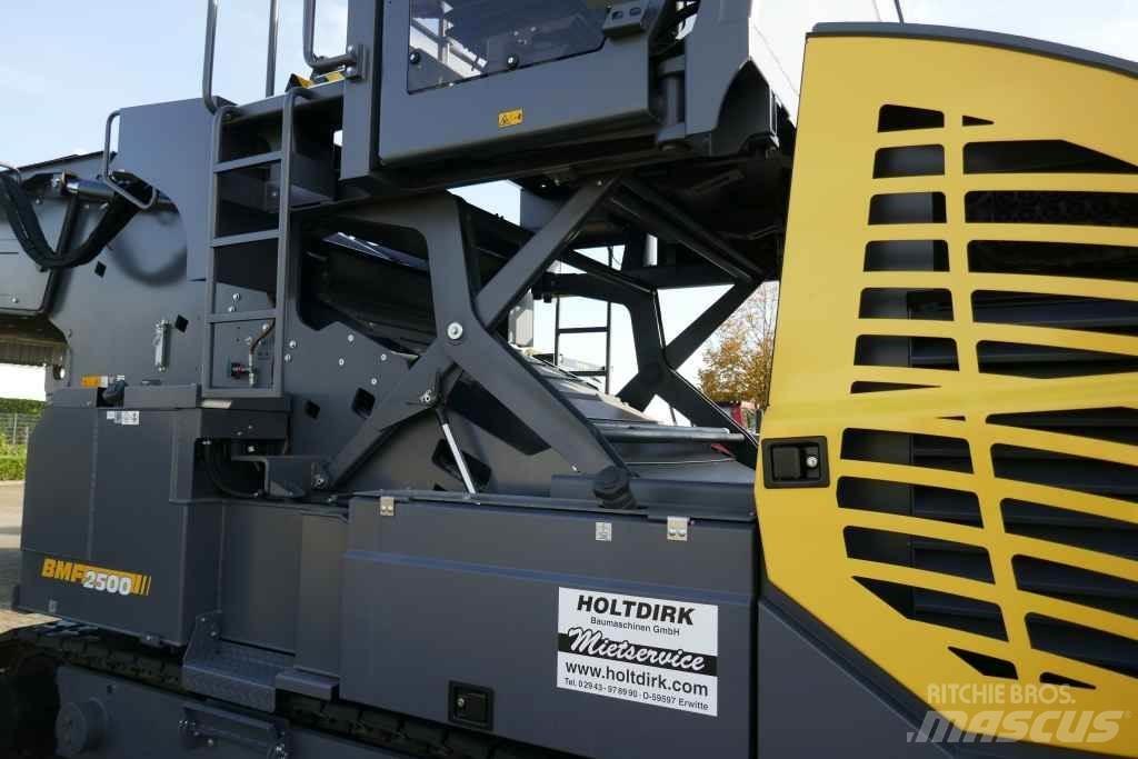 Bomag BMF 2500 M ملقمات