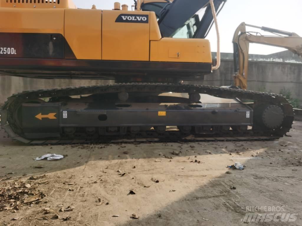 Volvo EC 250 D L حفارات زحافة