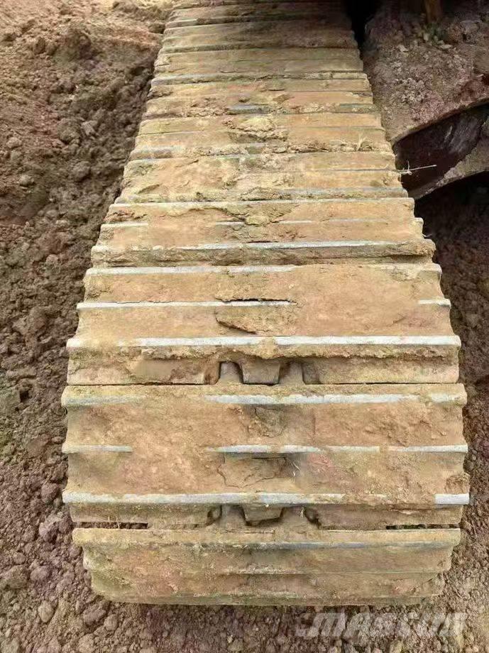 CAT 320 D L حفارات زحافة