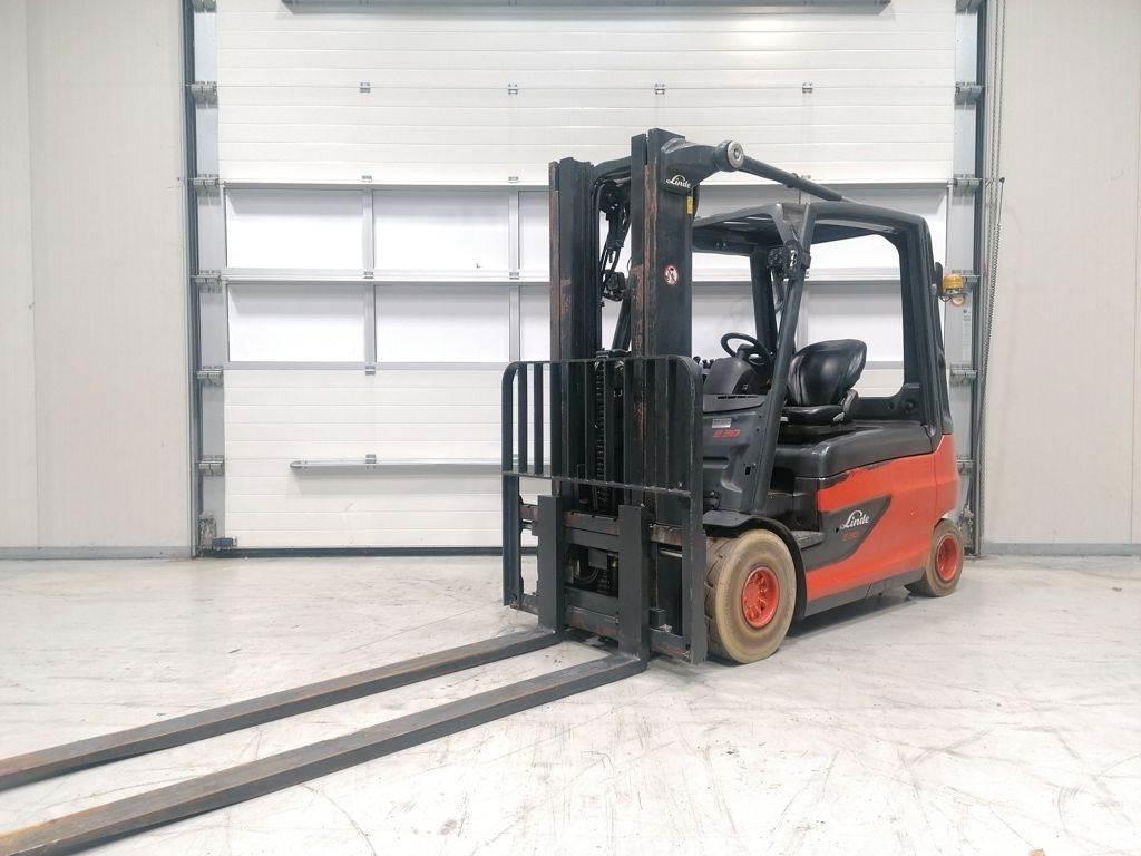Linde E30L-01 شاحنات ذات رافعات شوكية تعمل بالكهرباء