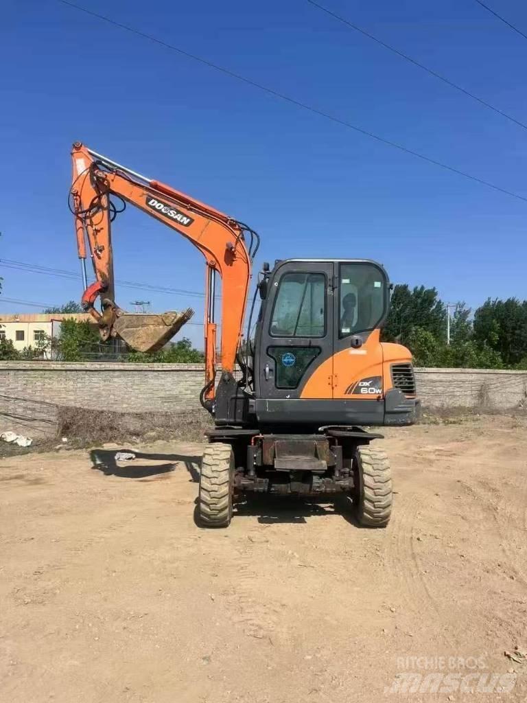 Doosan DX60W حفارات بعجل
