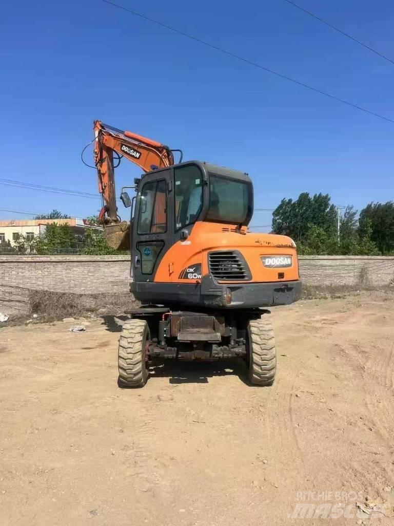 Doosan DX60W حفارات بعجل