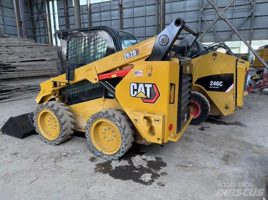CAT 246C and 262D لوادر انزلاقية التوجيه