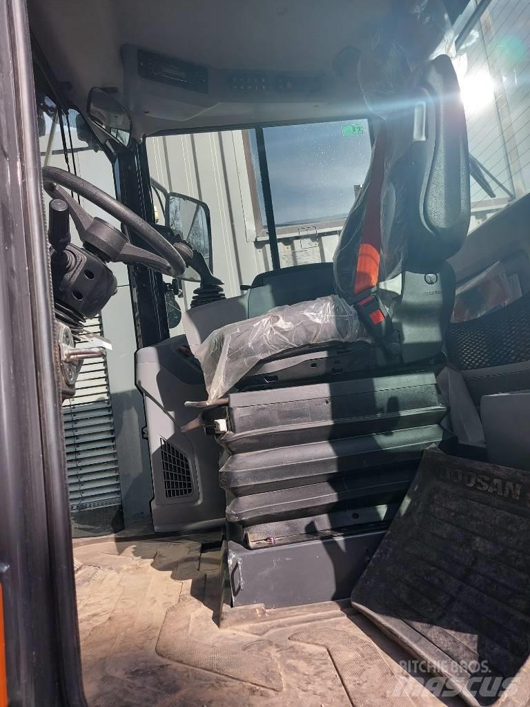 Develon DL 200-7 لوادر بعجل