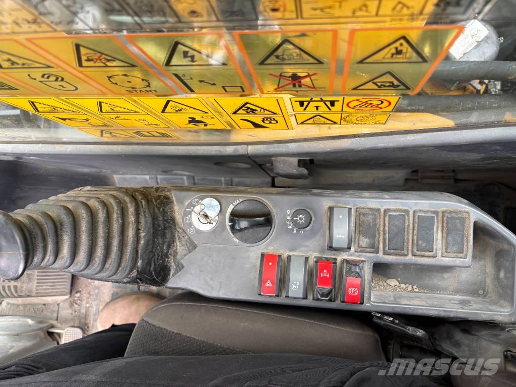 Komatsu PW148-11 حفارات بعجل