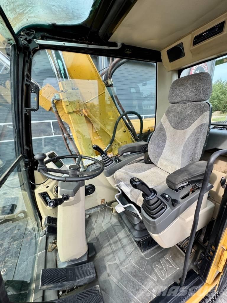 CAT M 318 C حفارات بعجل