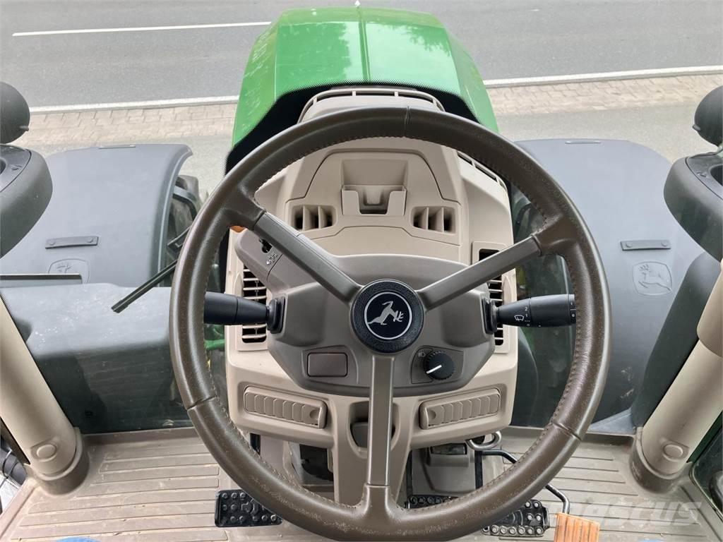 John Deere 6R 215 الجرارات