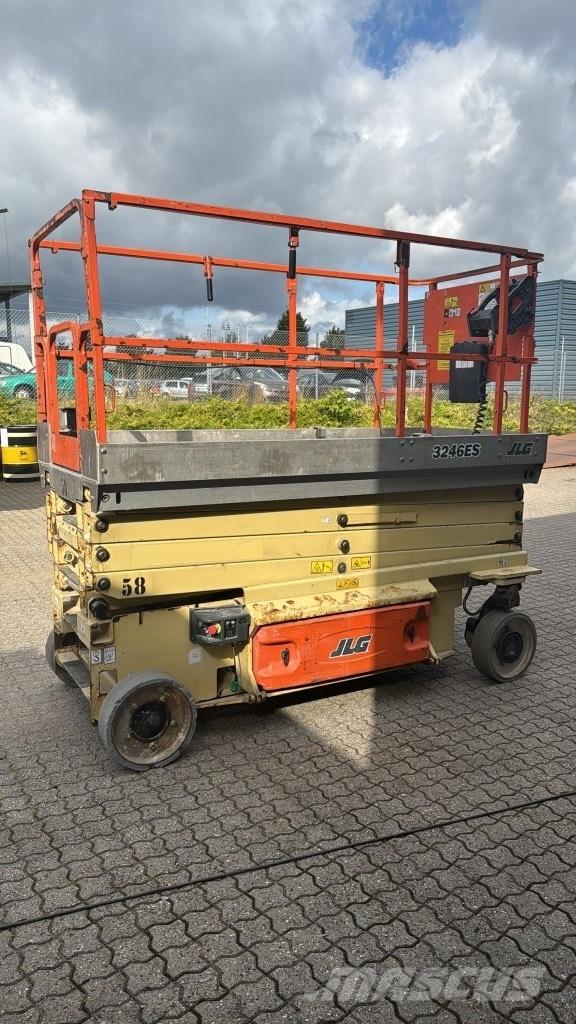 JLG 3246 ES رافعات مقصية الشكل
